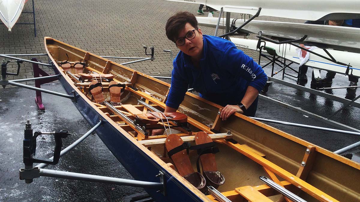 Beim Frühjahrsputz: Susanne Tünnermann reinigt ein Boot.
